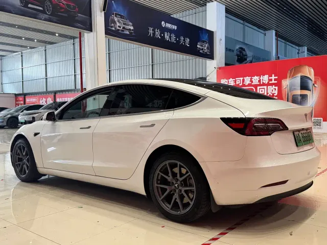 Tesla Model 3 — Фото автомобиля 6