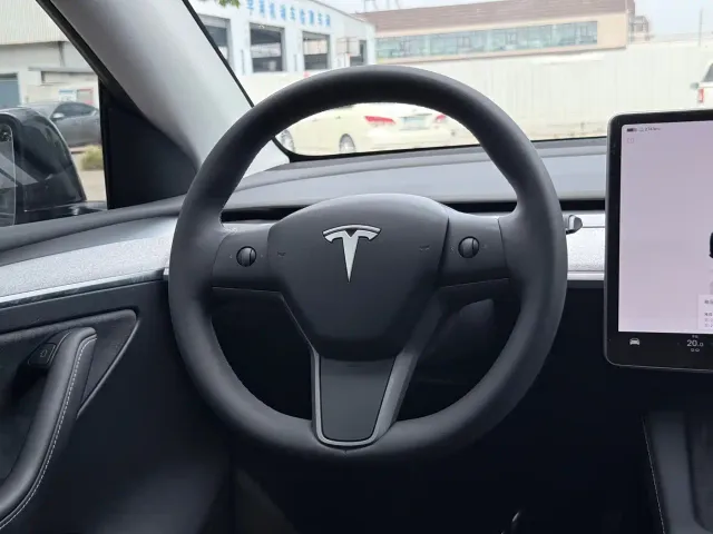 Tesla Model Y — Фото автомобиля 8