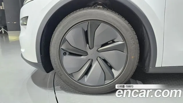 Tesla Model Y — Фото автомобиля 5