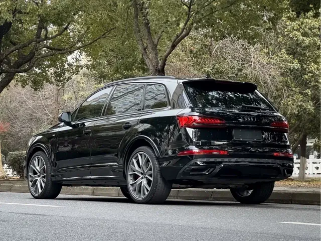 Audi Audi Q7 2023 55 TFSI quattro S line Ice & Snow Sport Edition — Фото автомобиля 6