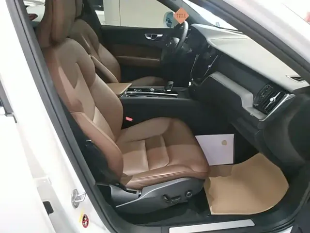 Volvo XC60 — Фото автомобиля 24