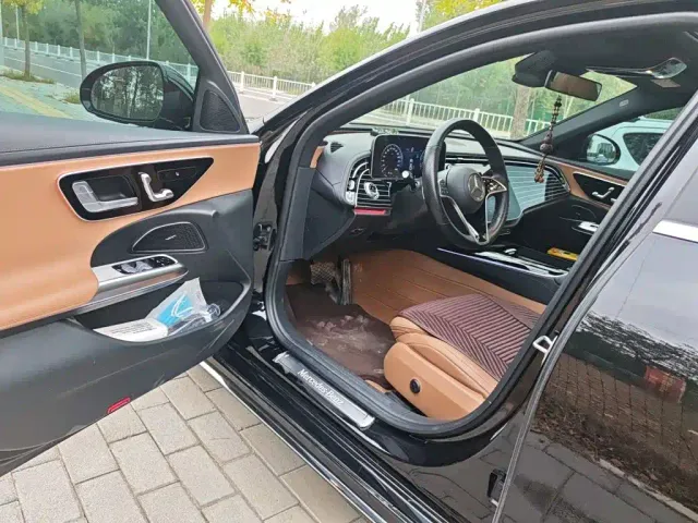 Mercedes-Benz E-Class — Фото автомобиля 12