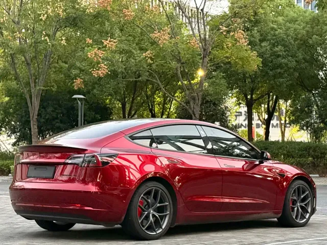 Tesla Model 3 — Фото автомобиля 5