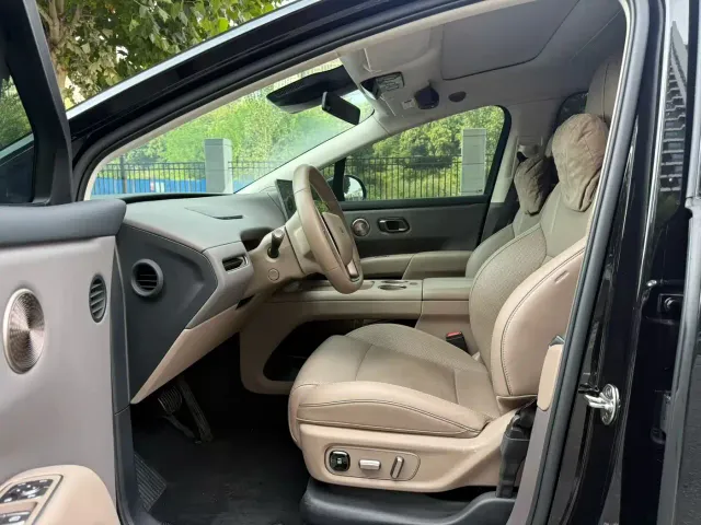 Li Auto i8 — Фото автомобиля 4