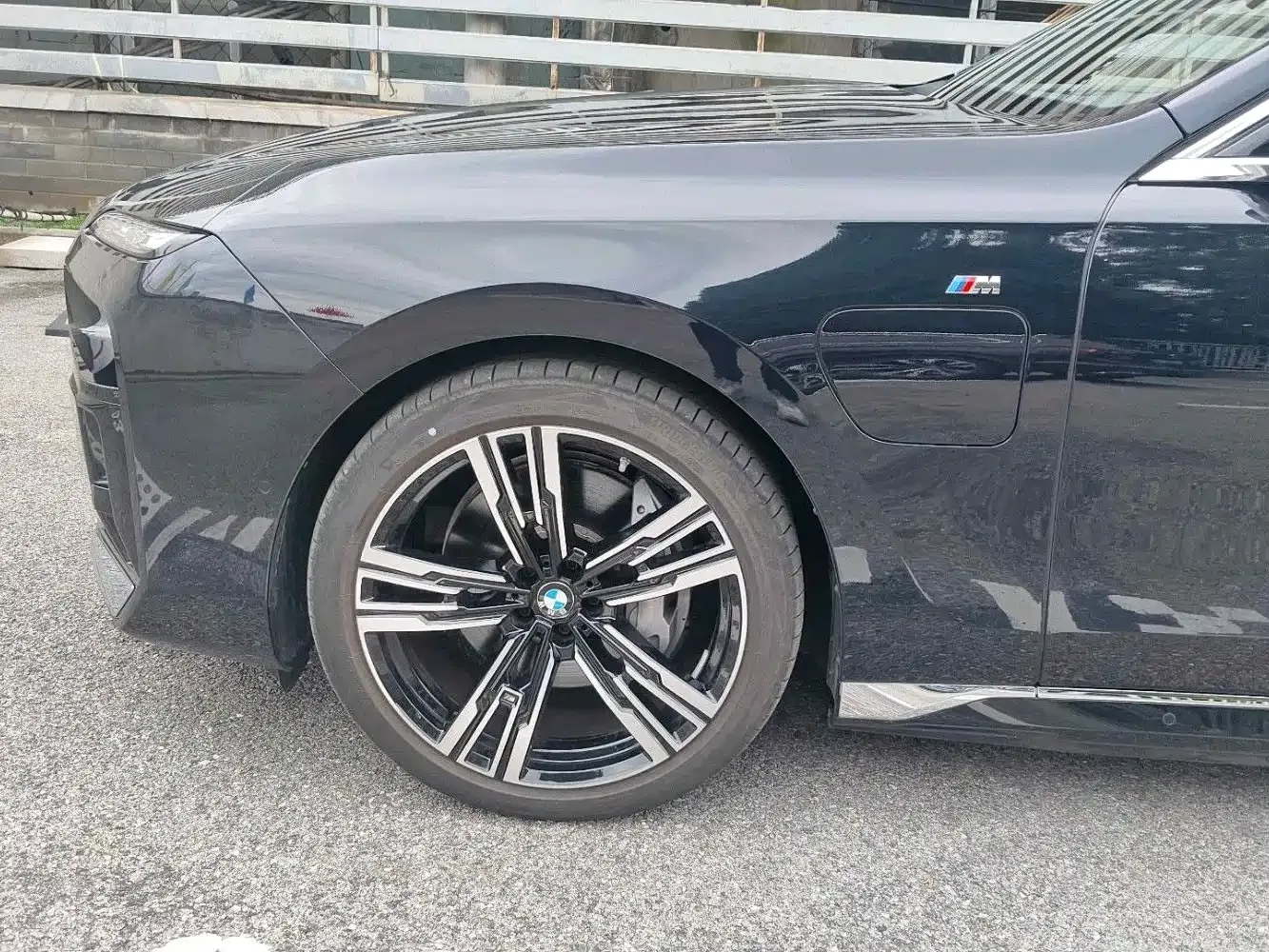 BMW BMW i7 2023 Model xDrive60L M Sport Package — Фото автомобиля 6