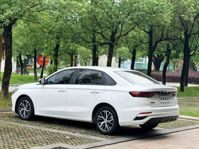 Geely Emgrand — Фото автомобиля 4