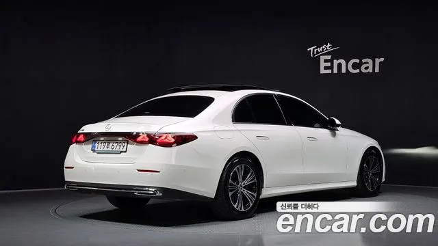 Mercedes-Benz E-Class — Фото автомобиля 2