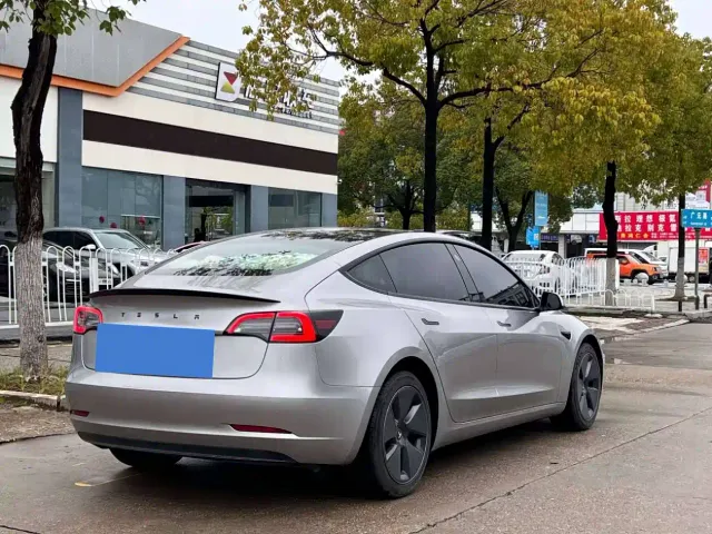 Tesla Model 3 — Фото автомобиля 9