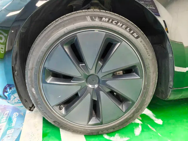 Tesla Model 3 — Фото автомобиля 3