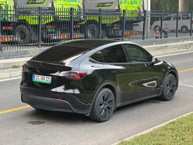 Tesla Model Y 2023 Long Range All-Wheel Drive Edition — Фото автомобиля 5