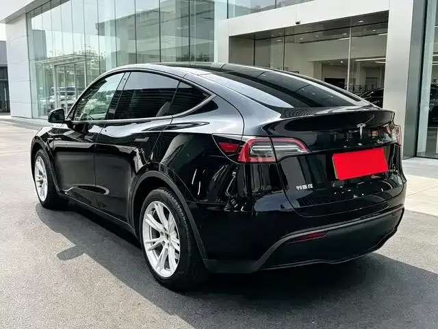 Tesla Model Y — Фото автомобиля 9