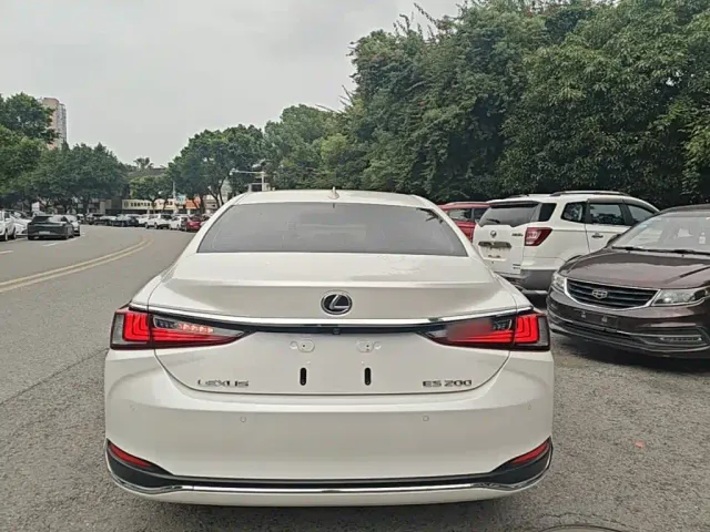 Lexus ES — Фото автомобиля 5