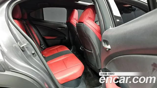 Lexus UX — Фото автомобиля 12