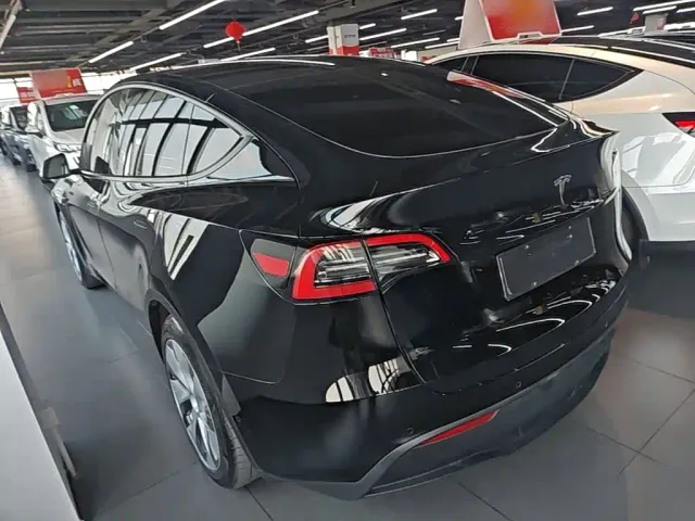 Tesla Model Y — Фото автомобиля 4