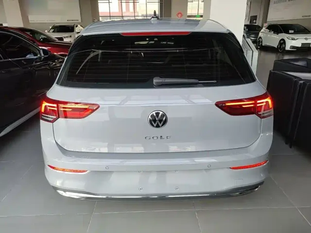 Volkswagen Golf — Фото автомобиля 5