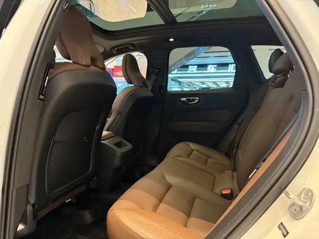 Volvo XC60 — Фото автомобиля 10