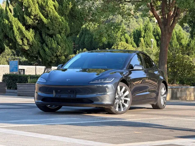 Фотография автомобиля — Tesla Model 3