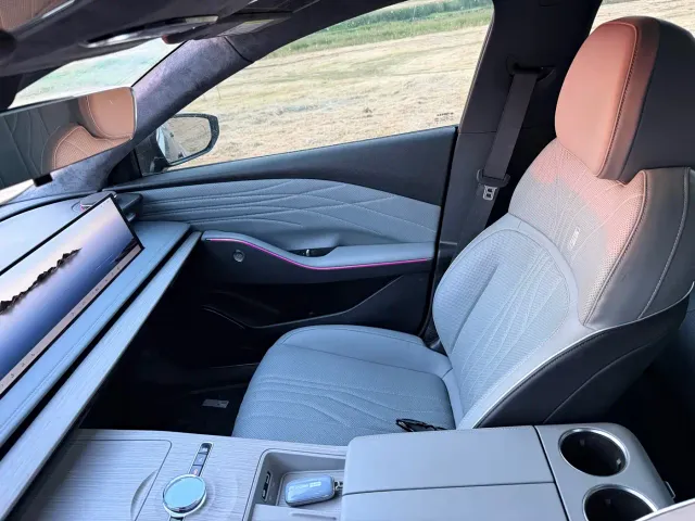 Geely Galaxy E8 — Фото автомобиля 9