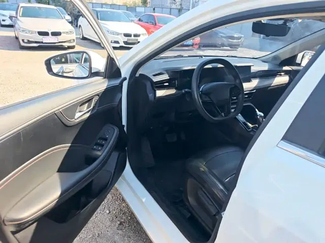 Roewe i5 — Фото автомобиля 15