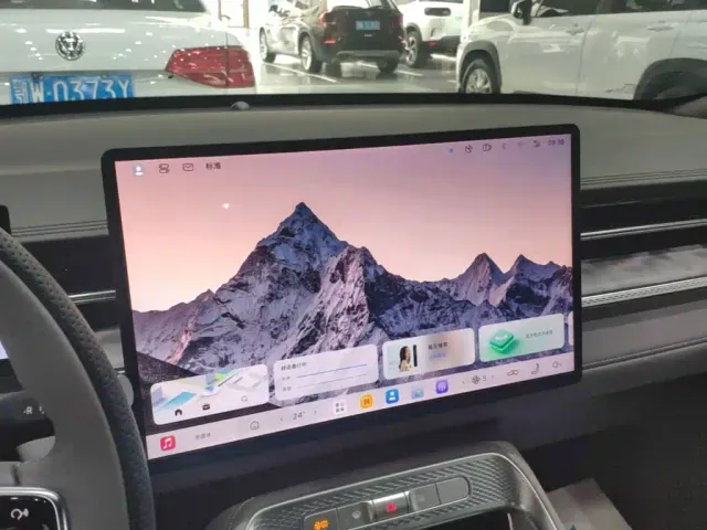 Roewe M7 DMH — Фото автомобиля 12