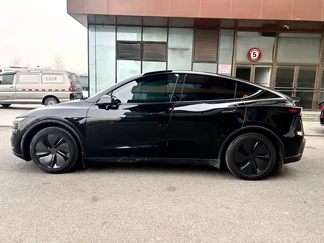 Tesla Model Y — Фото автомобиля 5