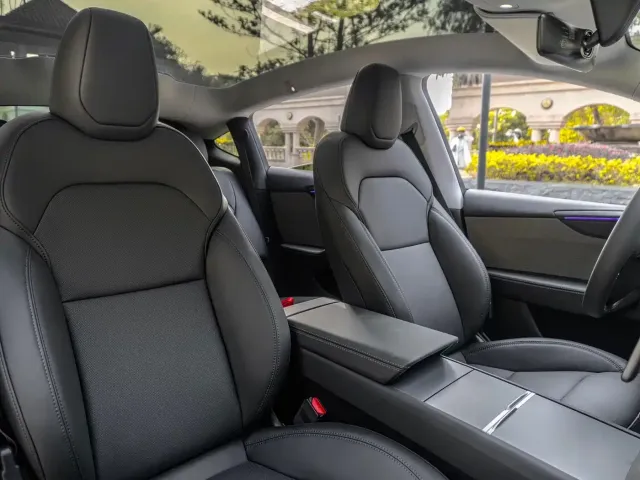 Tesla Model Y — Фото автомобиля 16