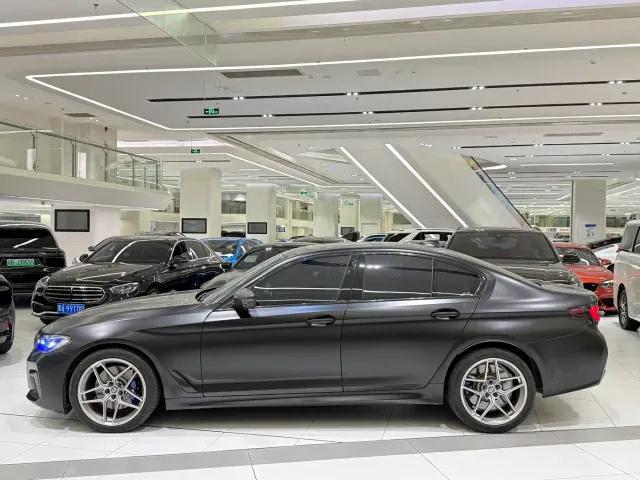 BMW 5 Series — Фото автомобиля 3