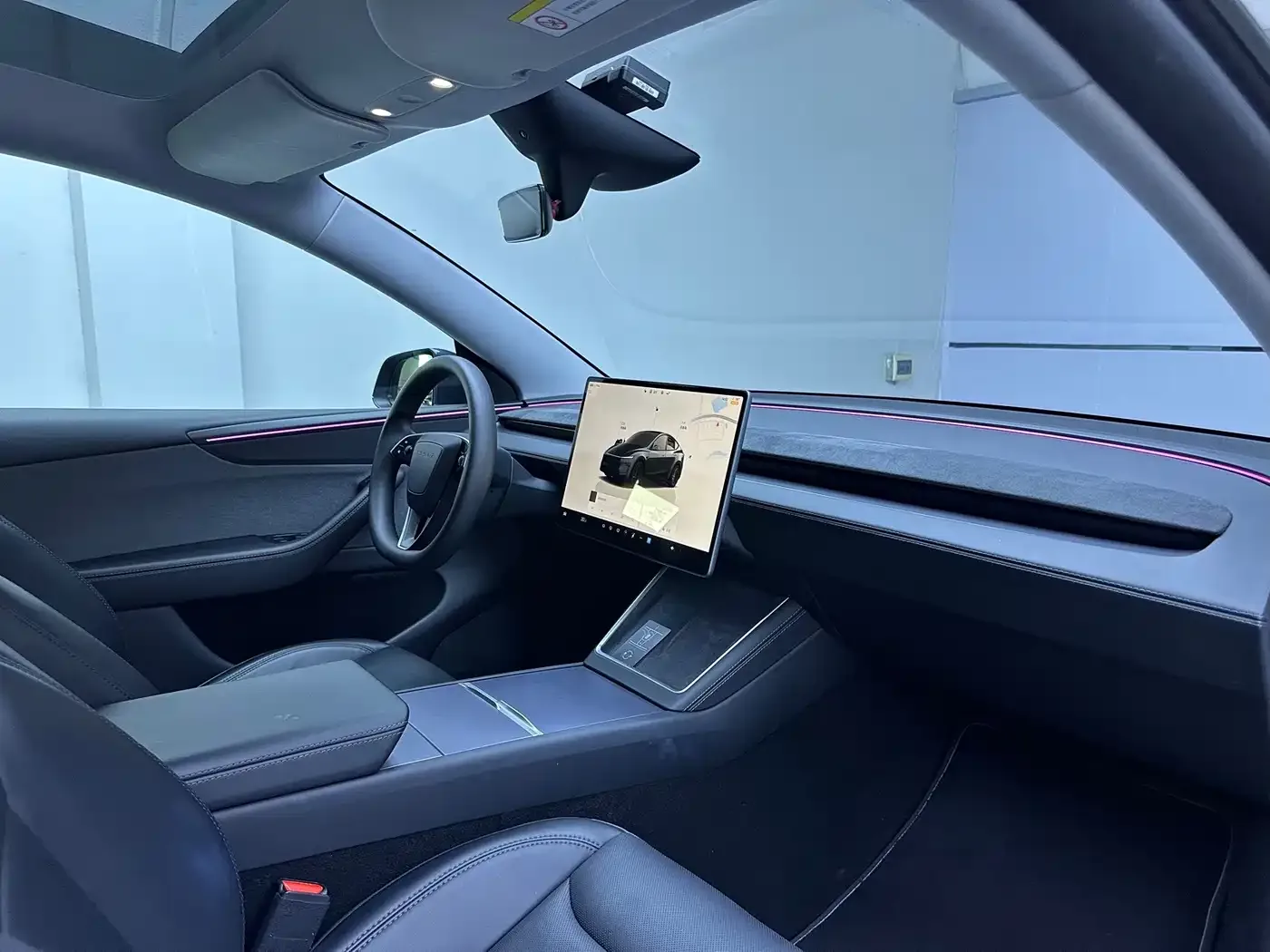 Tesla Model Y 2025 Model Rear-Wheel Drive Launch Edition — Фото автомобиля 12