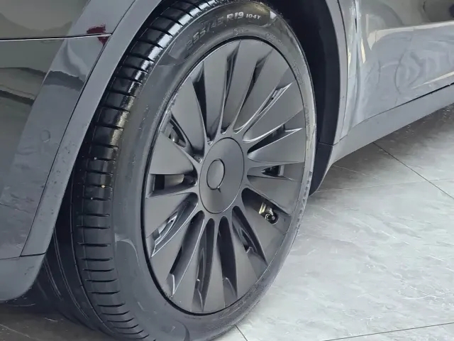 Tesla Model Y — Фото автомобиля 12