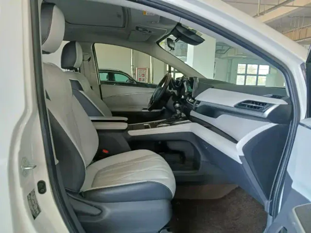 Toyota Sienna — Фото автомобиля 7