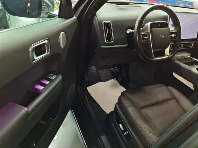 Li Auto L8 — Фото автомобиля 15