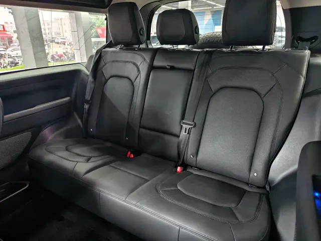 Land Rover Defender — Фото автомобиля 12