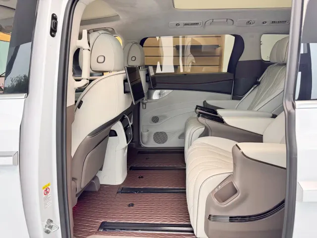 Denza D9 — Фото автомобиля 10