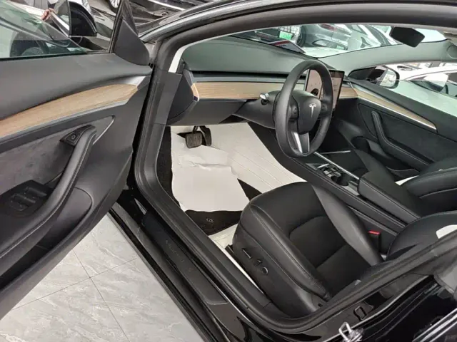 Tesla Model 3 — Фото автомобиля 15