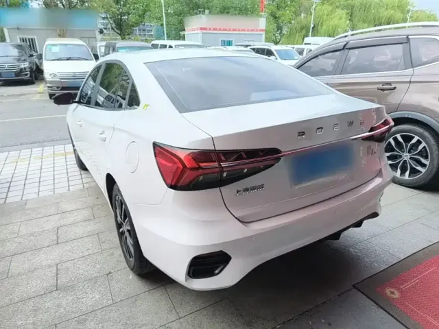 Roewe Roewe i5 2021 1.5L CVT Diamond Edition — Фото автомобиля 4