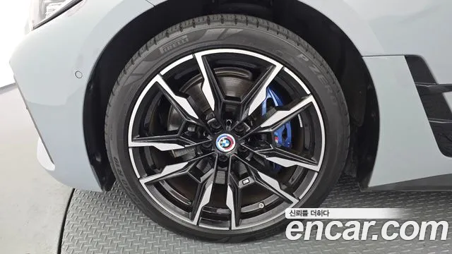 BMW i4 — Фото автомобиля 5