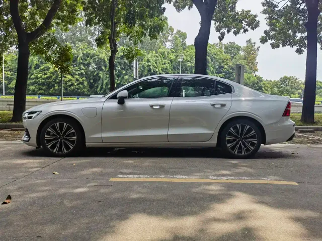 Volvo S60 Plug-in Hybrid — Фото автомобиля 5