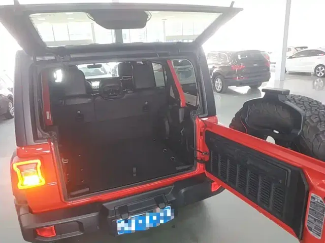 Jeep Wrangler — Фото автомобиля 18