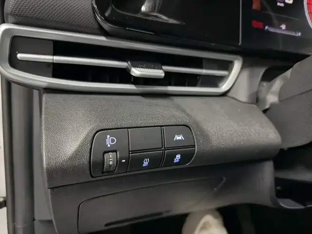 Hyundai Elantra 2022 1.5L CVT LUX Premium Edition — Фото автомобиля 11
