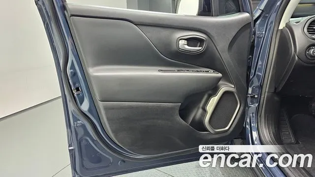Jeep Renegade — Фото автомобиля 22