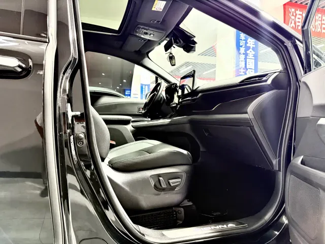 Toyota Sienna — Фото автомобиля 14