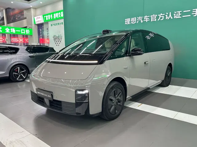 Li Auto MEGA — Фото автомобиля 16