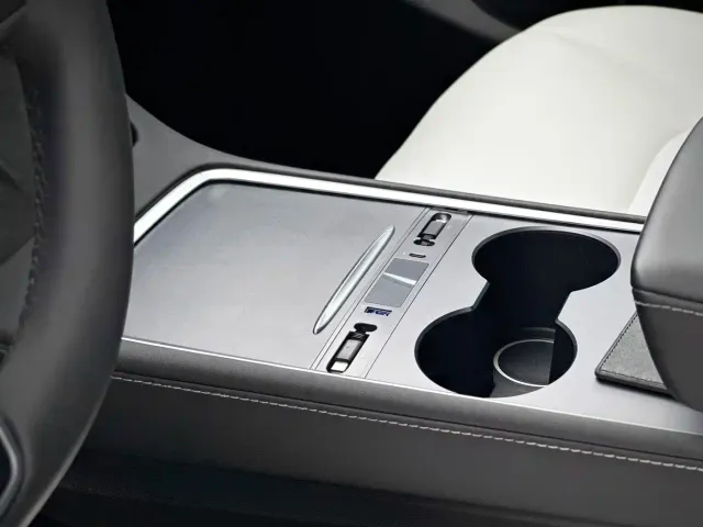 Tesla Model Y — Фото автомобиля 15