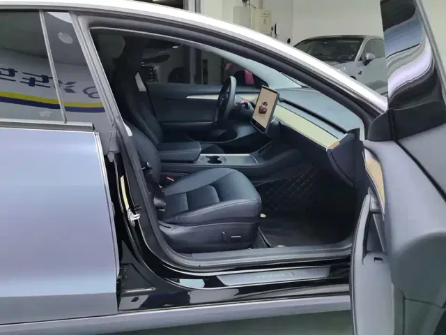 Tesla Model 3 — Фото автомобиля 8