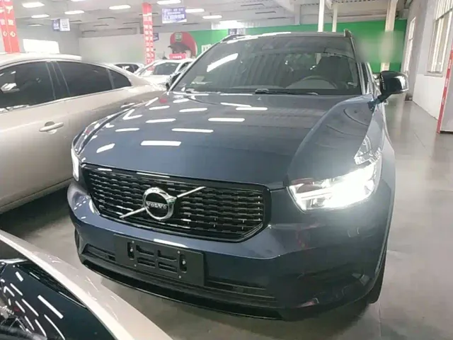 Volvo XC40 — Фото автомобиля 2