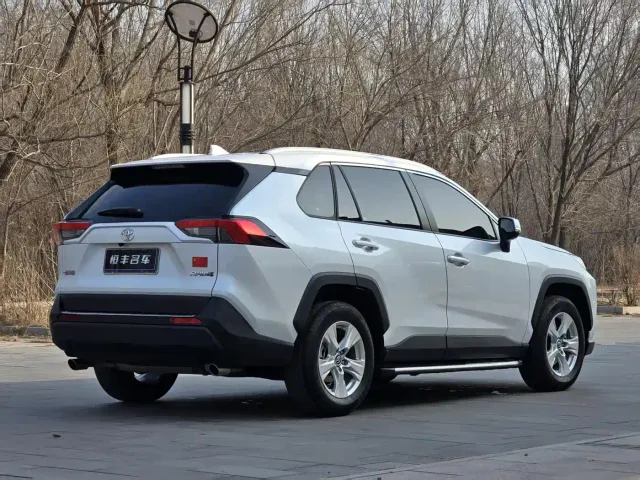 Toyota RAV4 — Фото автомобиля 5