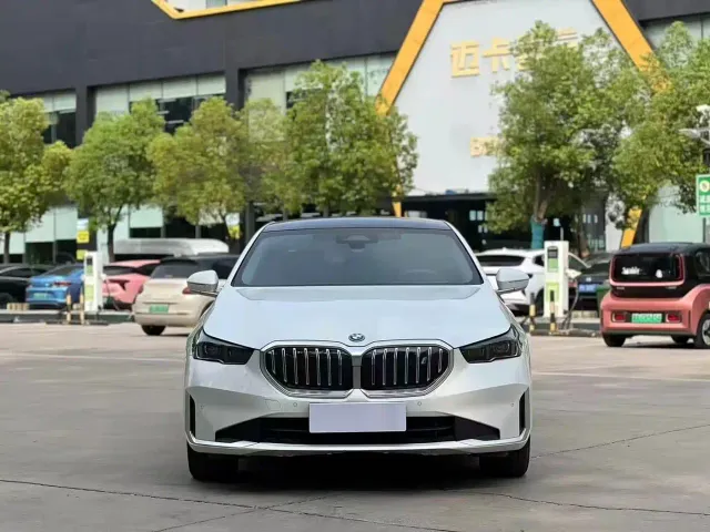 BMW i5 — Фото автомобиля 2