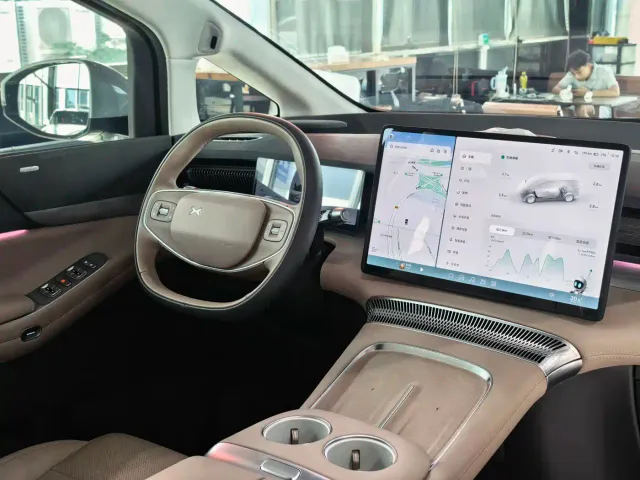 Xpeng X9 — Фото автомобиля 7