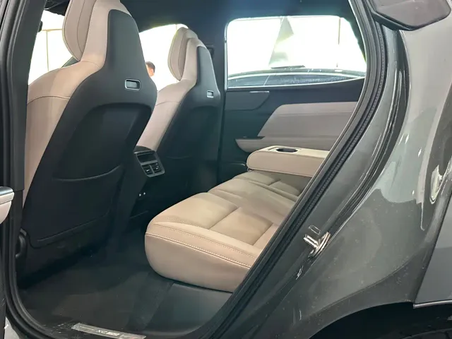 Volvo XC70 Plug-in Hybrid — Фото автомобиля 11