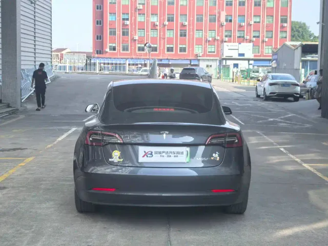 Tesla Model 3 — Фото автомобиля 5
